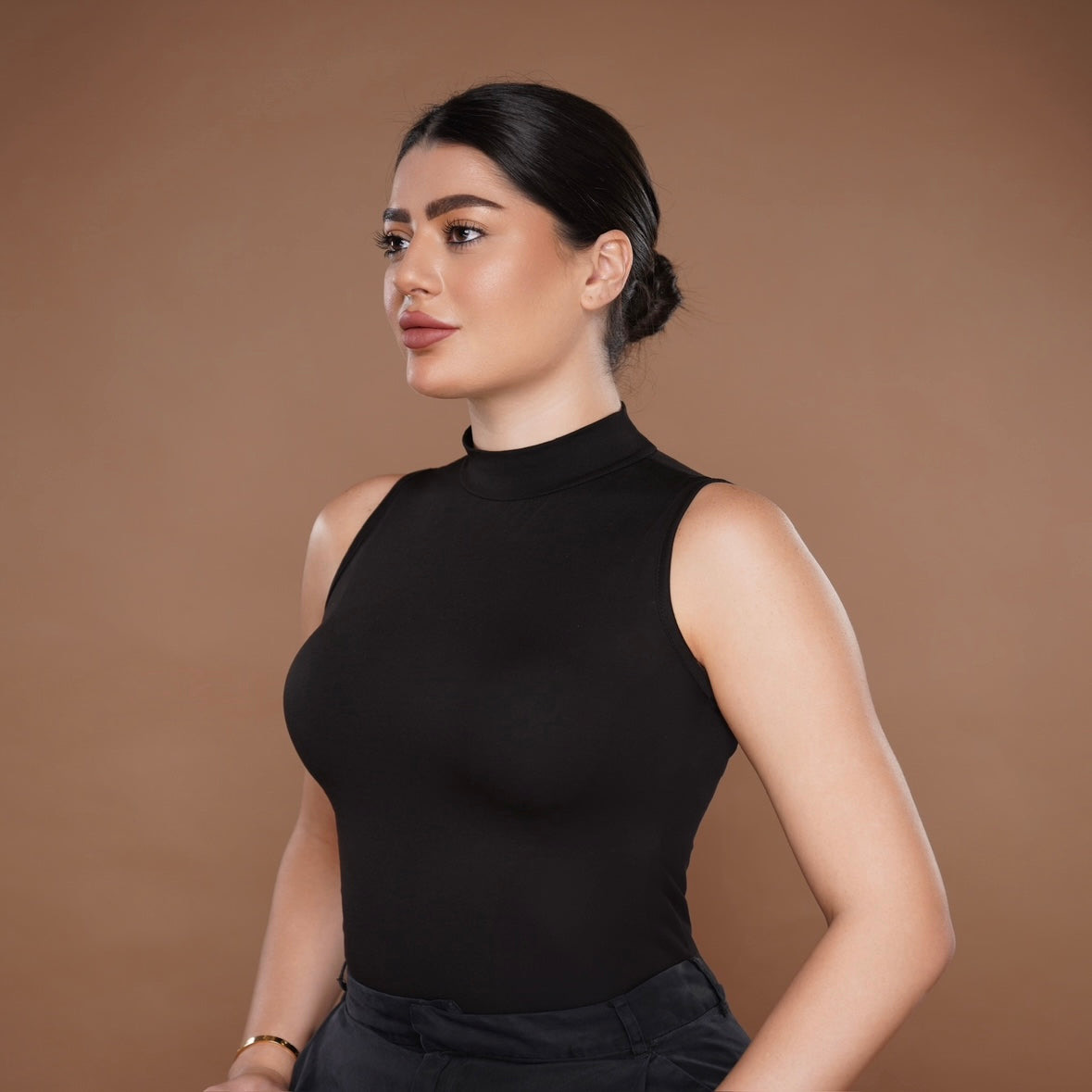 High neck sleeveless shirt